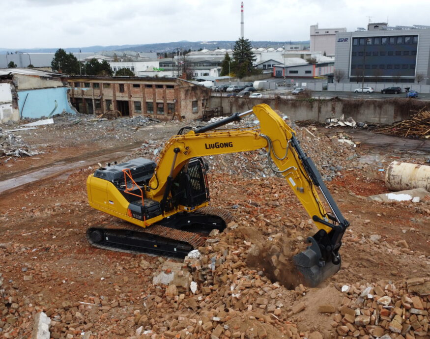 LiuGong LG 933 demoloval pivovar v Olomouci